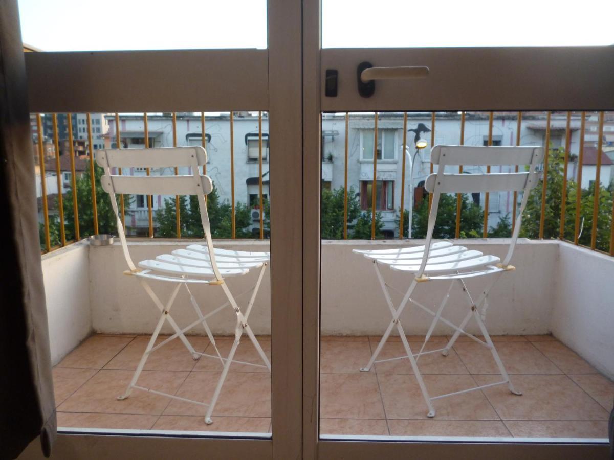 Rondine Studio Apartment Tiranë Luaran gambar